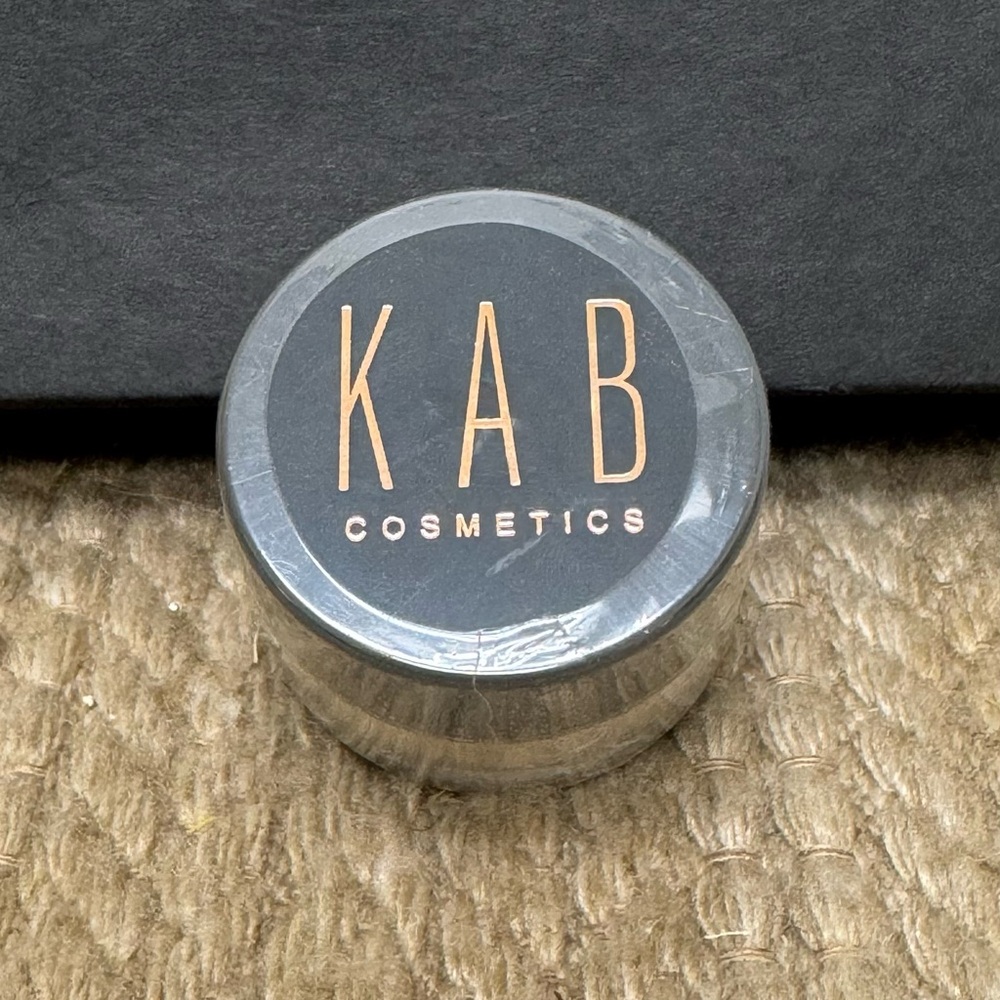 NEW KAB Cosmetics Loose Translucent Setting Powder - Picture 2 of 4